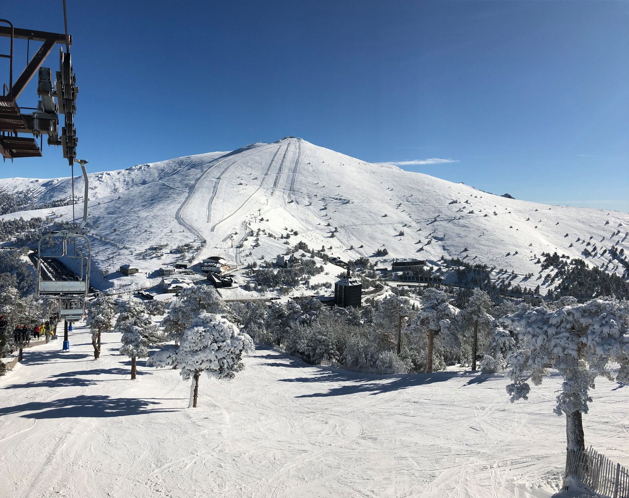 Puerto de Navacerrada nevado en un día de sol